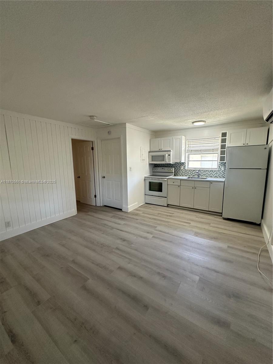 This charming 1 bedroom 1 bathroom has been updated and is located by Federal Highway and 17th Street Causeway close to the beach, Las Olas Blvd, Port Everglades, shopping and much more. It features a community pool, laundry on site, and beautifully landscaped. MUST SEE!