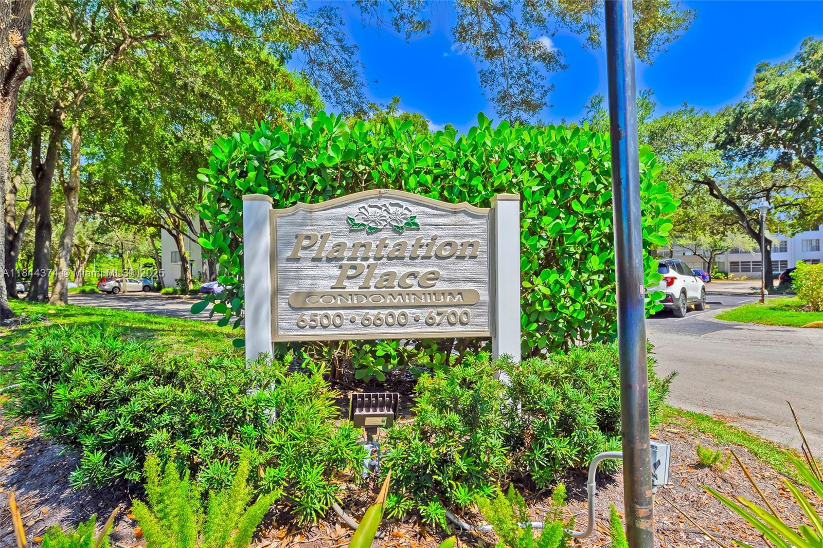 FOR RENT 2 BED 2 FULL BATH, PLANTATION AREA, FIRST FLOOR APARTMENT, water is included. QUICK APPROVAL CONTACT THE LISTING AGENT FOR MORE INFORMATION**READY & CLEAN, waiting for you to move in. Lanlord is asking for first month & two securities deposits, last three bank statements, credir score 600+