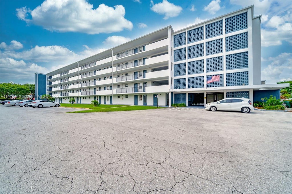 Photo of 950 Hillcrest Dr #401, Hollywood, FL 33021 (MLS # A11476845)