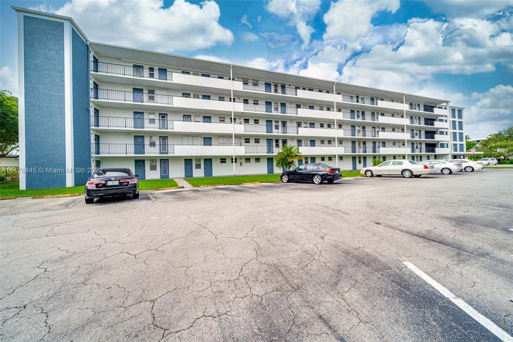 Photo of 950 Hillcrest Dr #401, Hollywood, FL 33021 (MLS # A11476845)