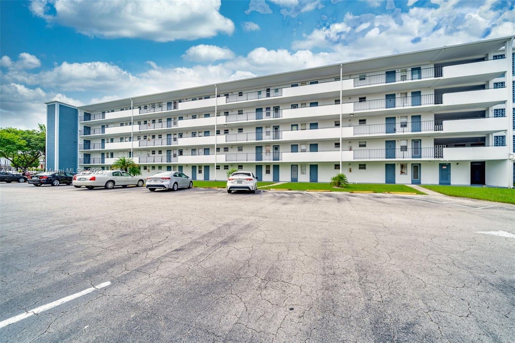 Photo of 950 Hillcrest Dr #401, Hollywood, FL 33021 (MLS # A11476845)