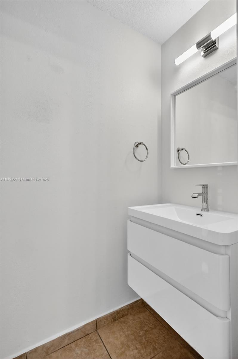 VILLA VIZCAYA CONDO - Residential Lease