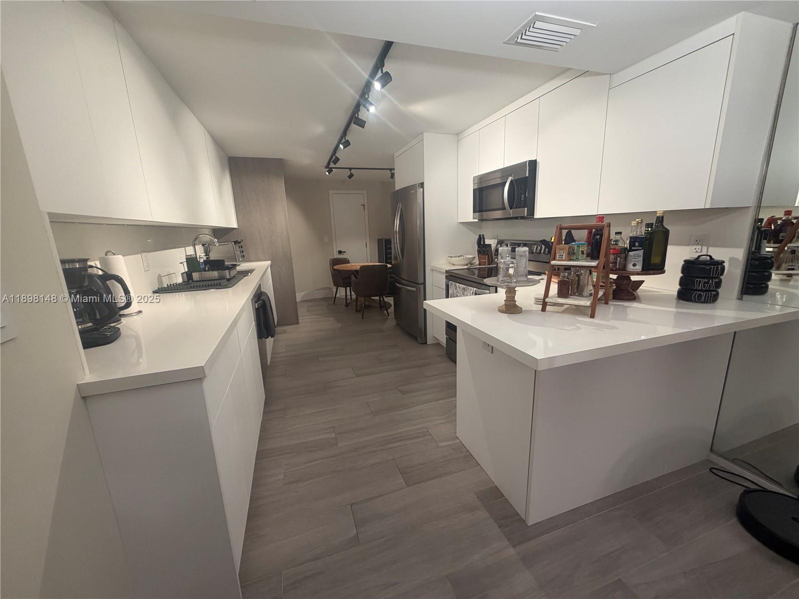 TOWERS OF KEY BISCAYNE CO - Residential