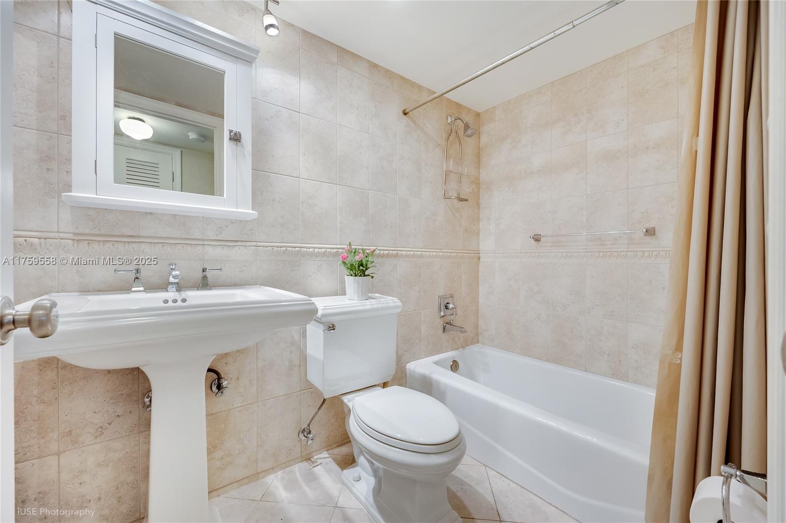 PARADISE HARBOUR APTS CO- - Residential Lease