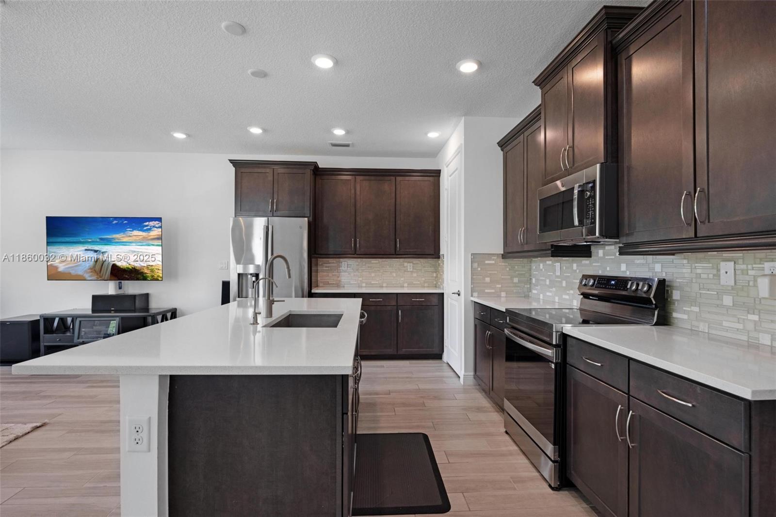 CRYSTAL LAKE 1ST SEC - Residential