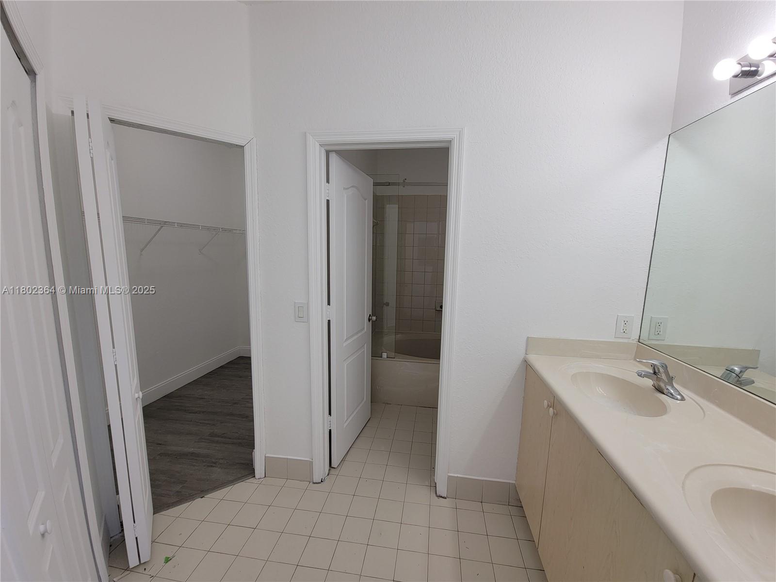 SILVER PALM LAKE - Residential