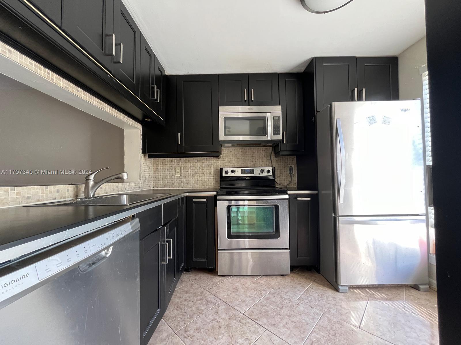Property for Sale at 2700 S Oakland Forest Dr 304, Oakland Park, Miami-Dade County, Florida - Bedrooms: 2 
Bathrooms: 2  - $240,000