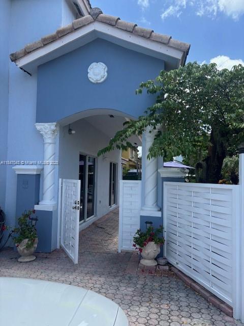 Efficiency with private entrance with dryer washer and All utilities included and Wi-Fi No HOA approval is required. Great for one person. parking in front of the property. 5 minutes walk from bus station.
Please call or text for showings at 305-431-4044