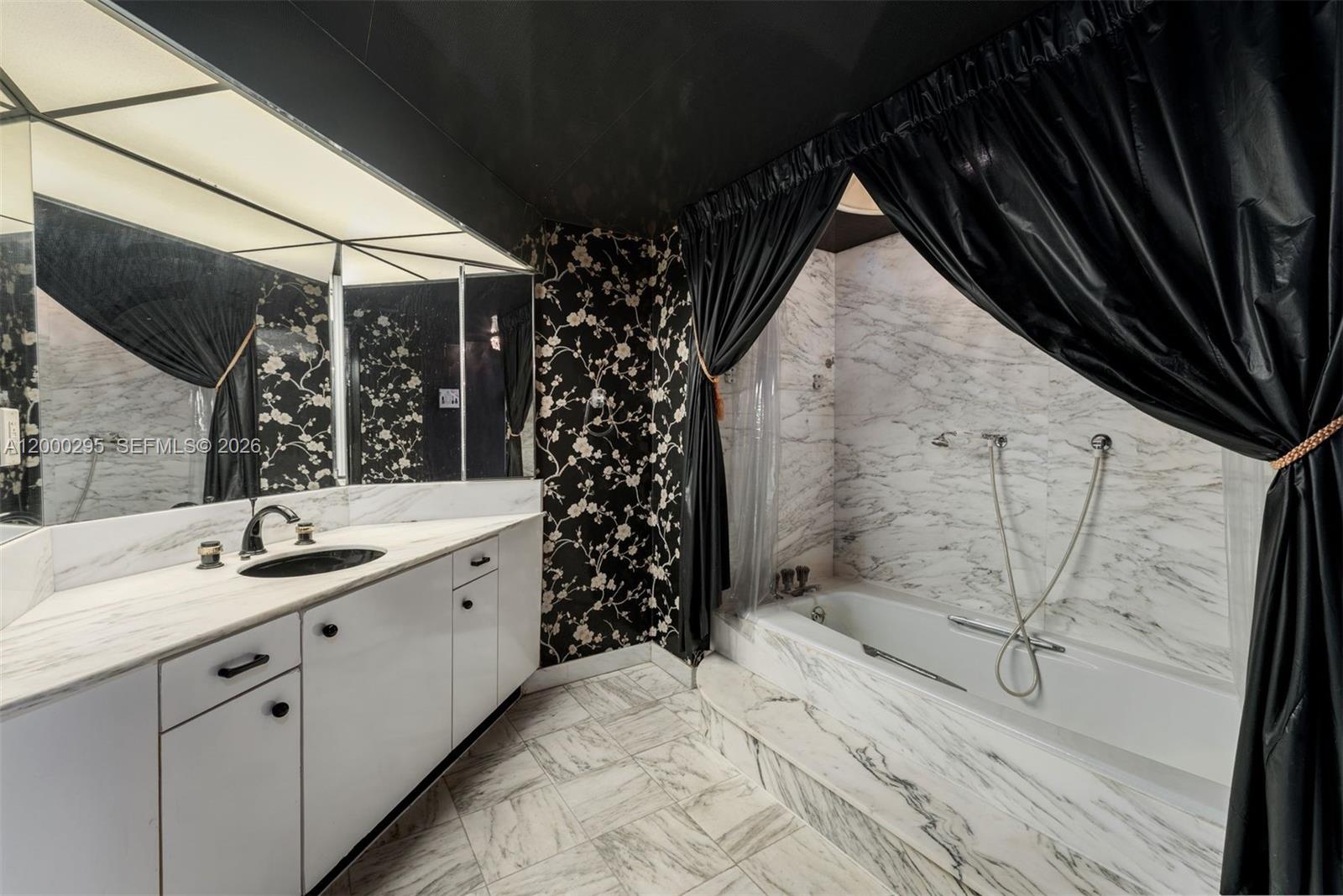 TOWERHOUSE CONDO - Residential