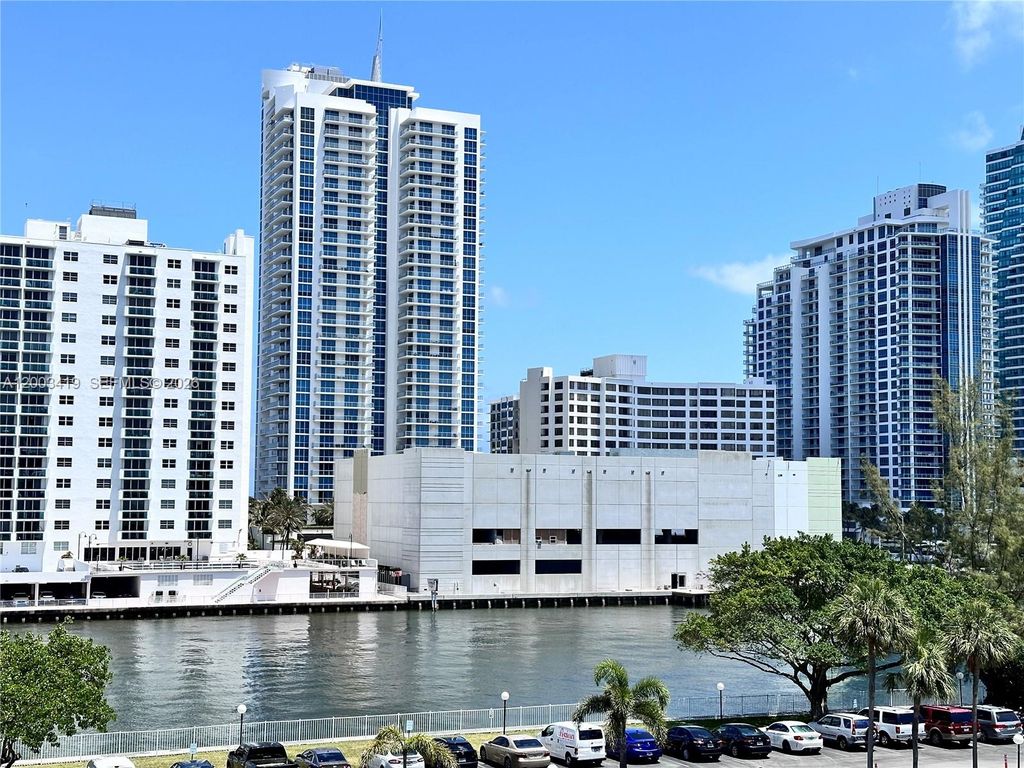 Photo of 800 Parkview Dr #522, Hallandale Beach, FL 33009 (MLS # A12003419)