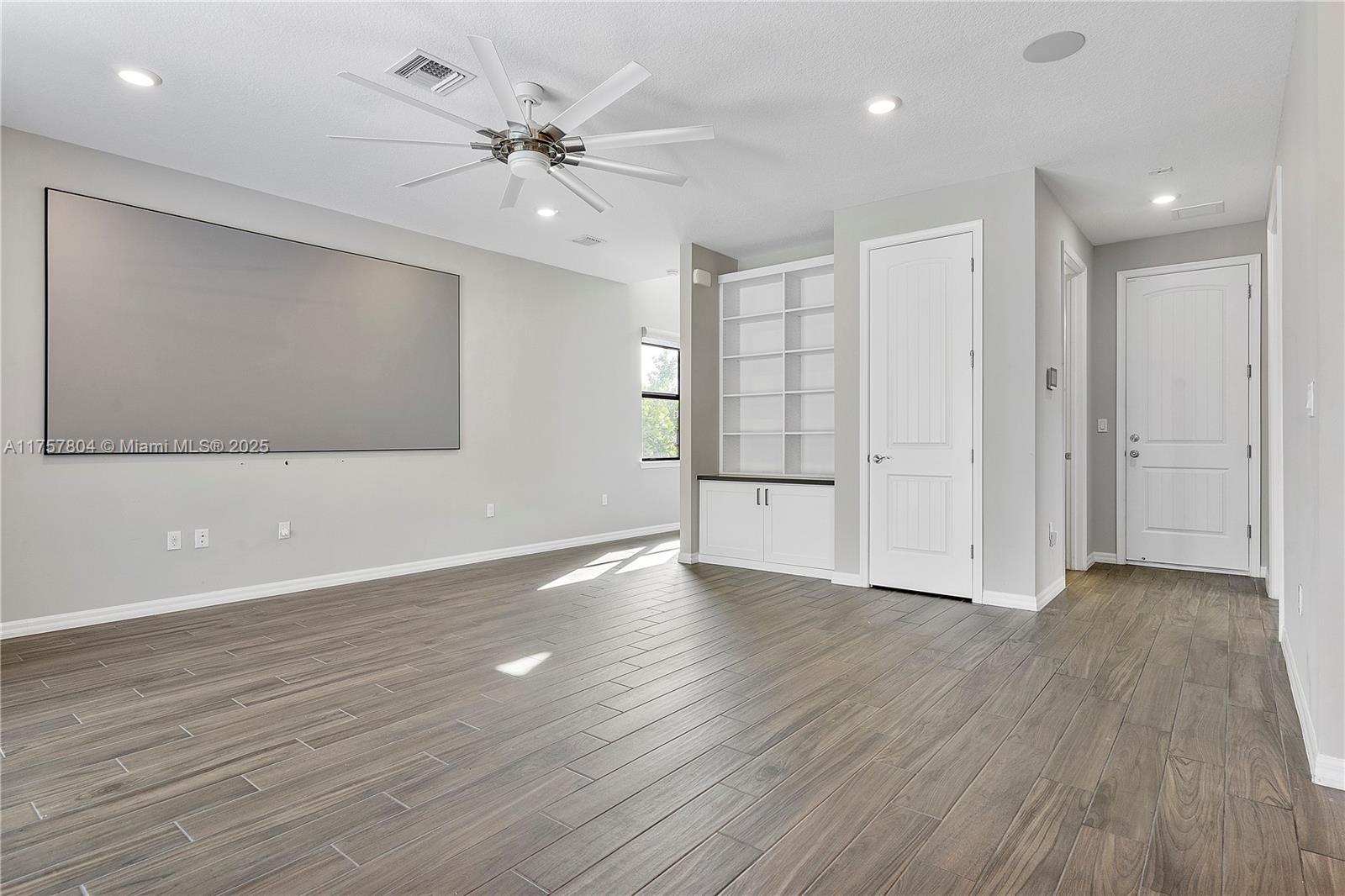 OAK TREE - Residential