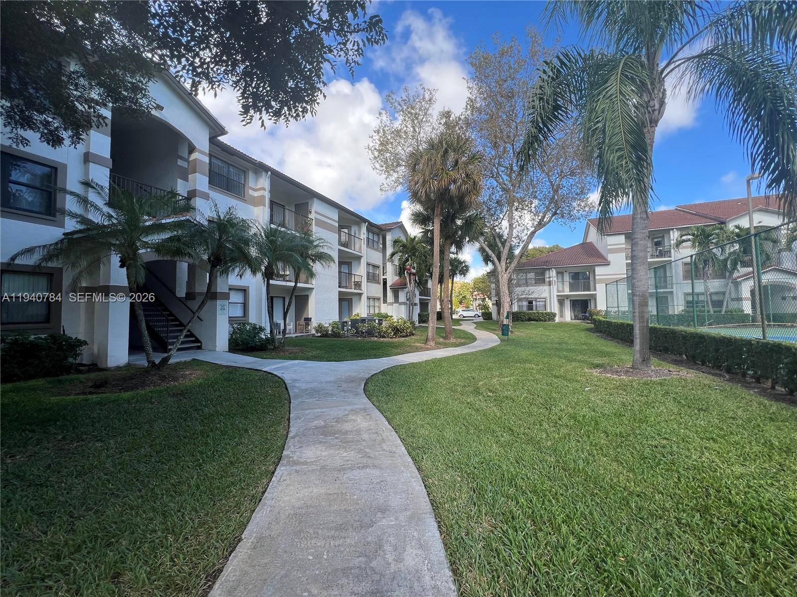 HOLLYWOOD PARC CONDOMINIU - Residential Lease