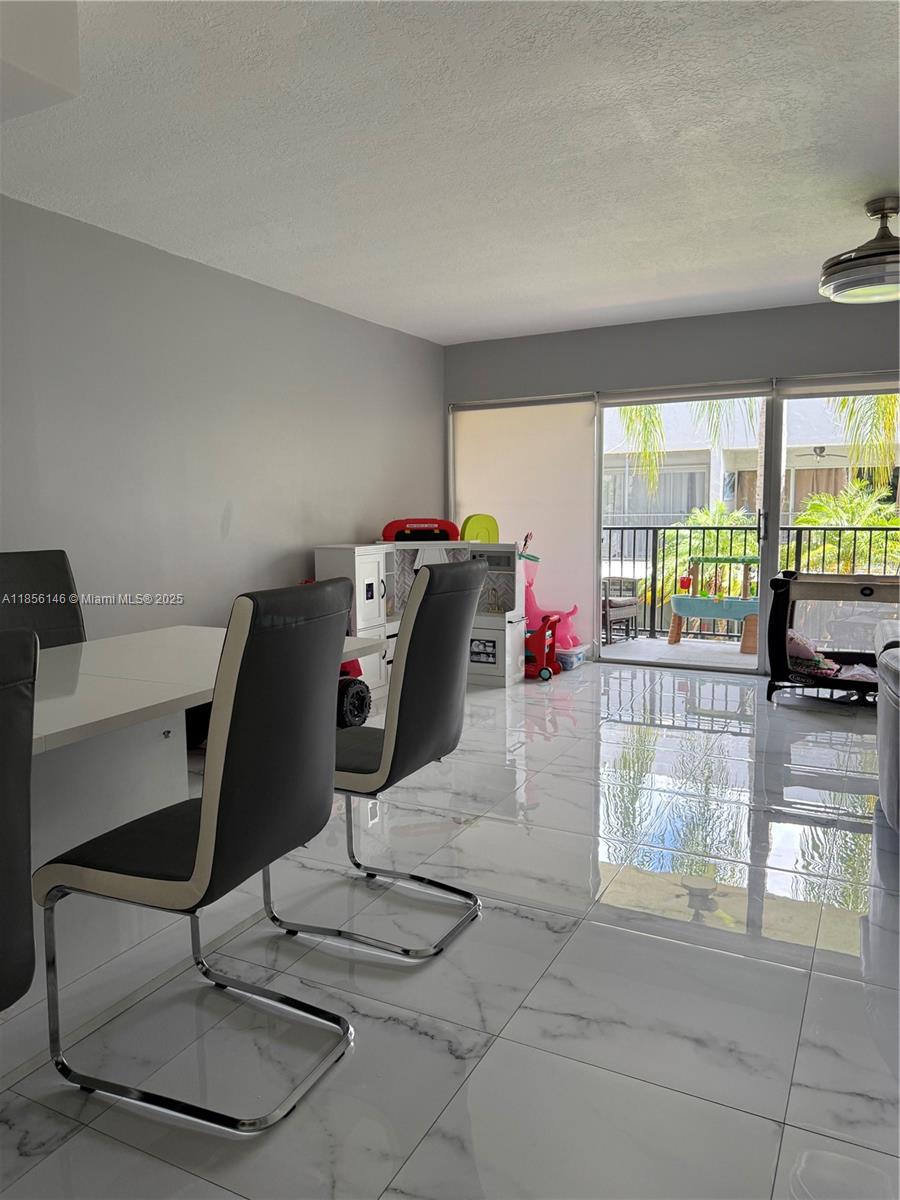 Beautiful two-level apartment with two parking spaces (unassigned), completely renovated, featuring a spacious balcony, living room, dining area, and two bedrooms each with its own private bathroom. On the first level, there is a full bathroom, a beautiful kitchen, impact windows, a gated community, pool, and much more.
Includes balcony furniture, a sofa, dining set, and one bed.