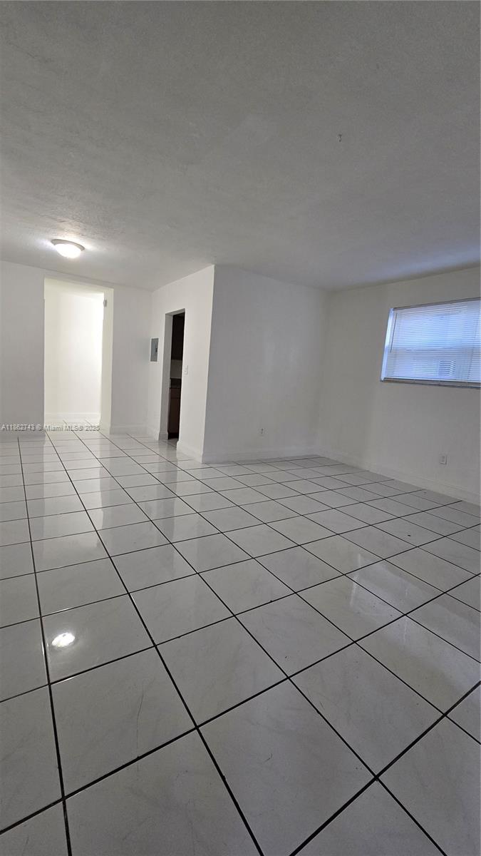 Excellent location apartment. 1 bedroom, 1 full bathroom. Large living room and NEW kitchen. Quiet
neighborhood. 1 assigned parking. See broker remarks.