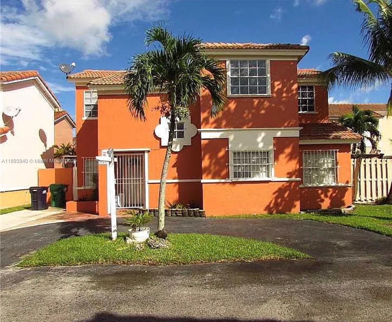 Welcome to this single-family home located in the highly desirable Lake Pointe community of Tamiami. This spacious residence features 3 bedrooms and 2 bathrooms, offering an open and inviting floor plan ideal for modern family living. The bright living area flows into a well-equipped kitchen with plenty of counter space and cabinetry.
The property also includes a circular driveway for additional parking.