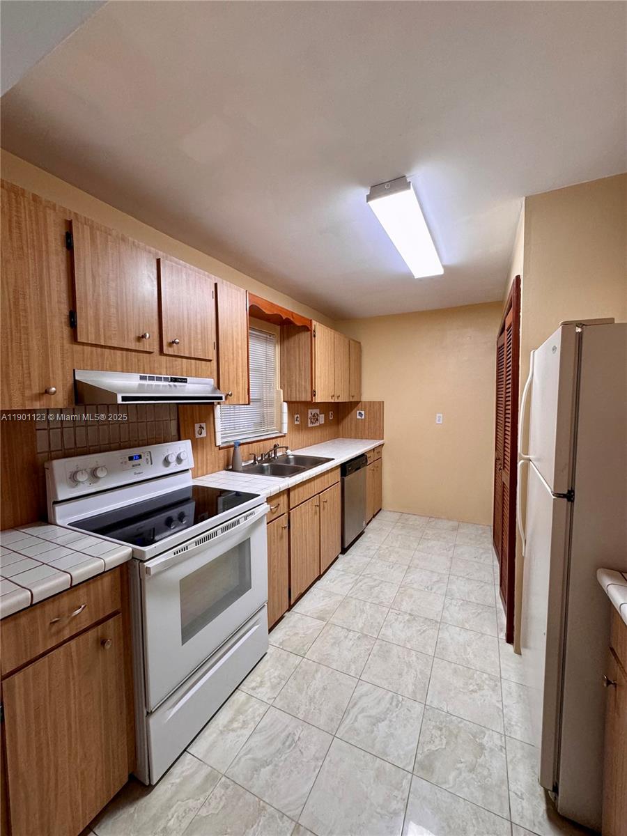 5700 SW 42 St