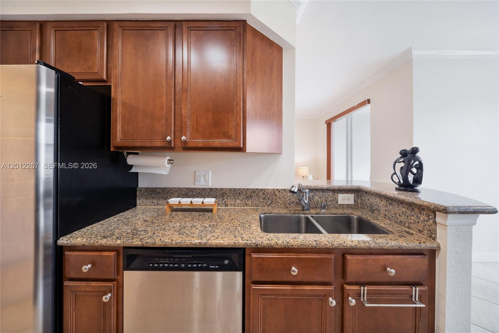 THE GRANDE CONDO - Residential Lease