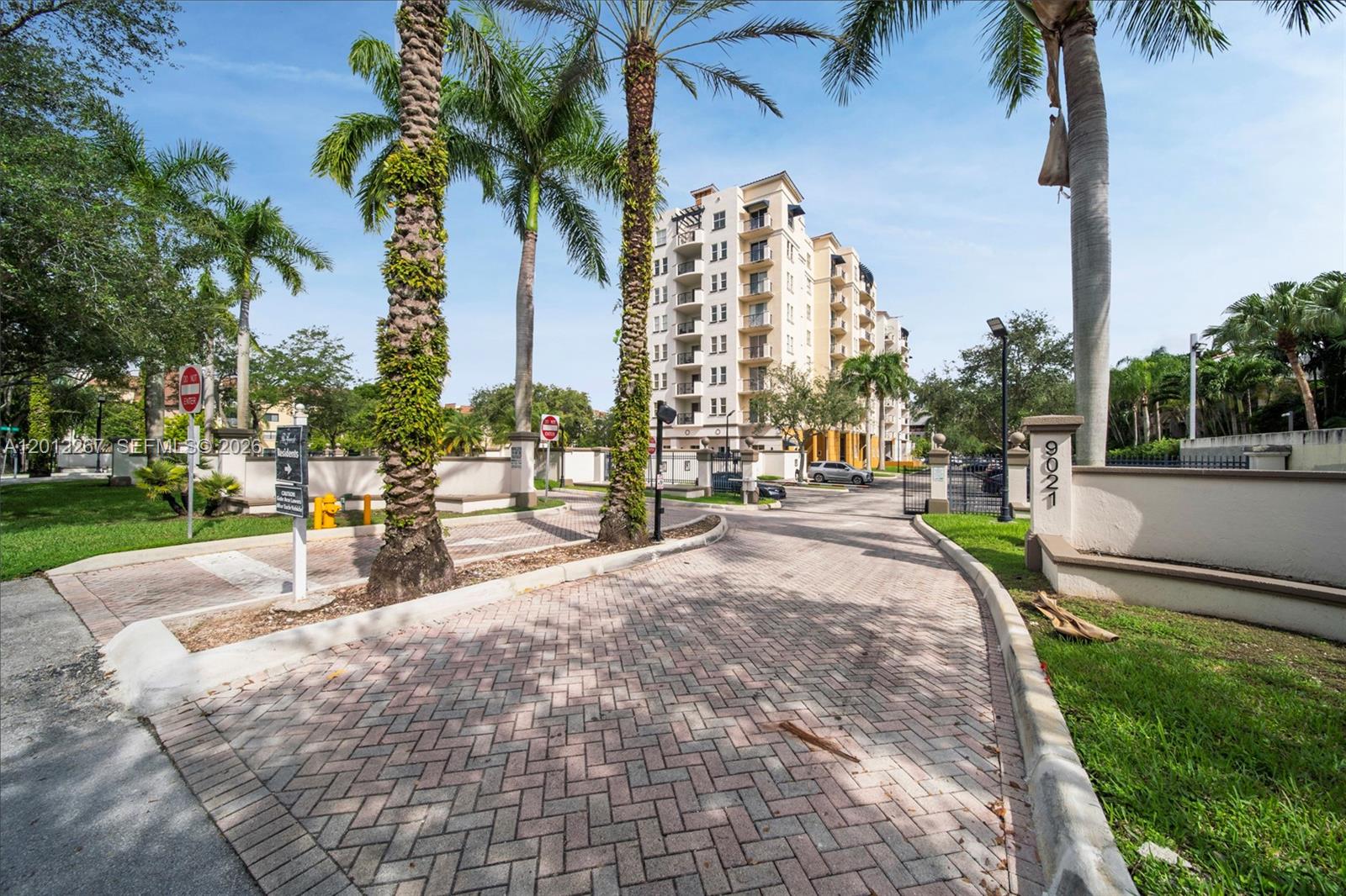 THE GRANDE CONDO - Residential Lease