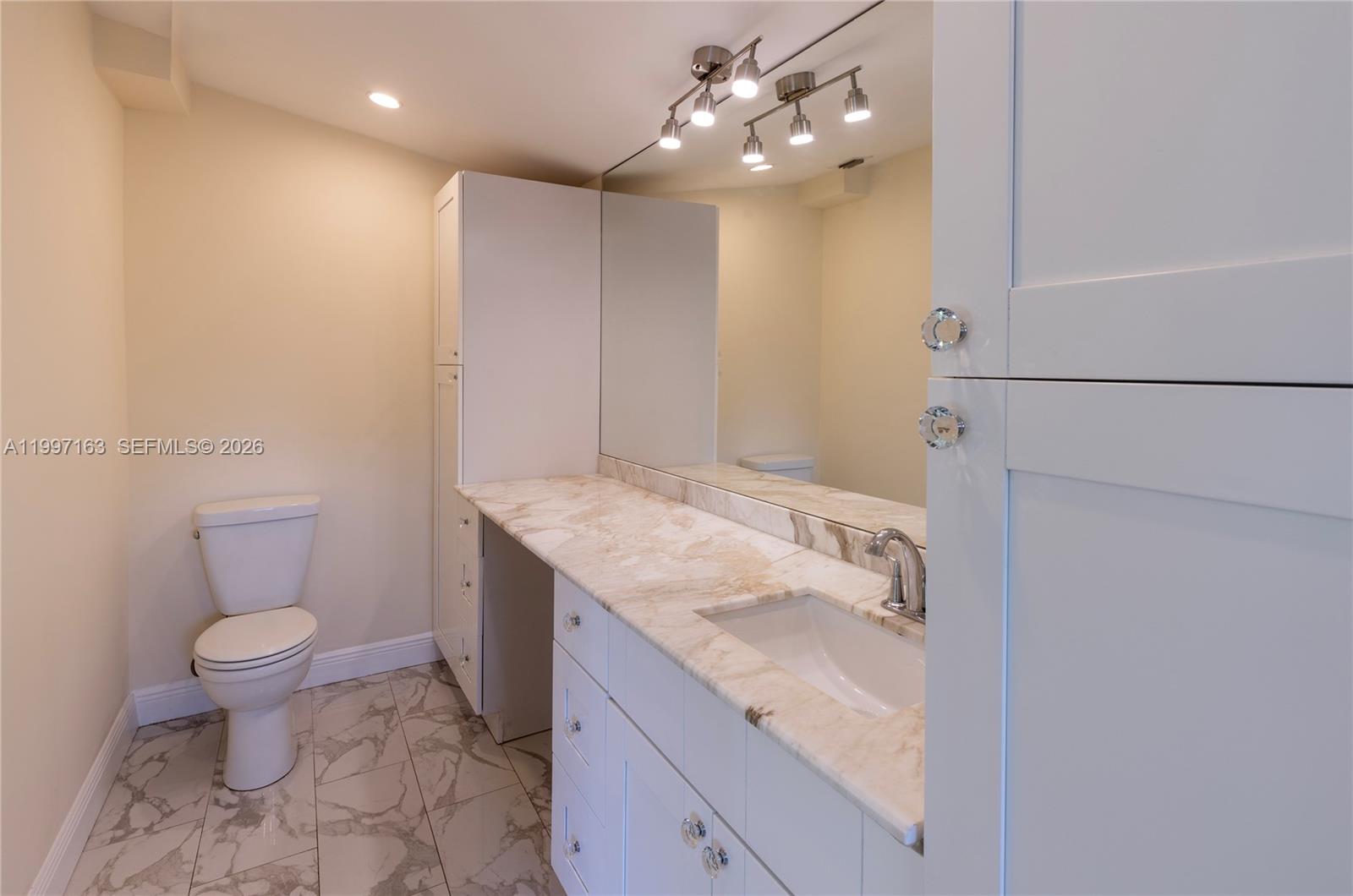 COUNTRY CLUB ESTATES SEC - Residential