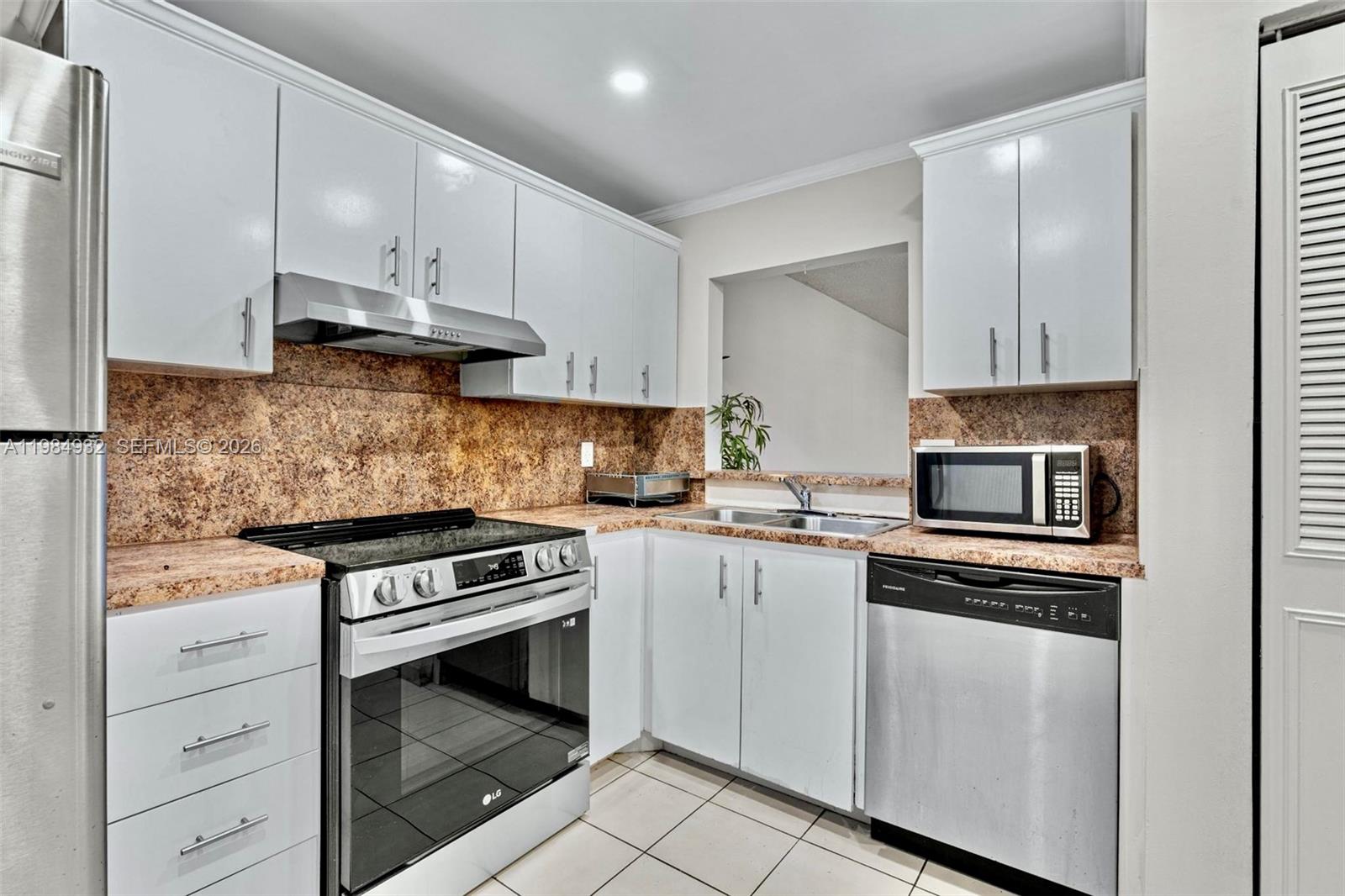 1830 Dixieanna St 102