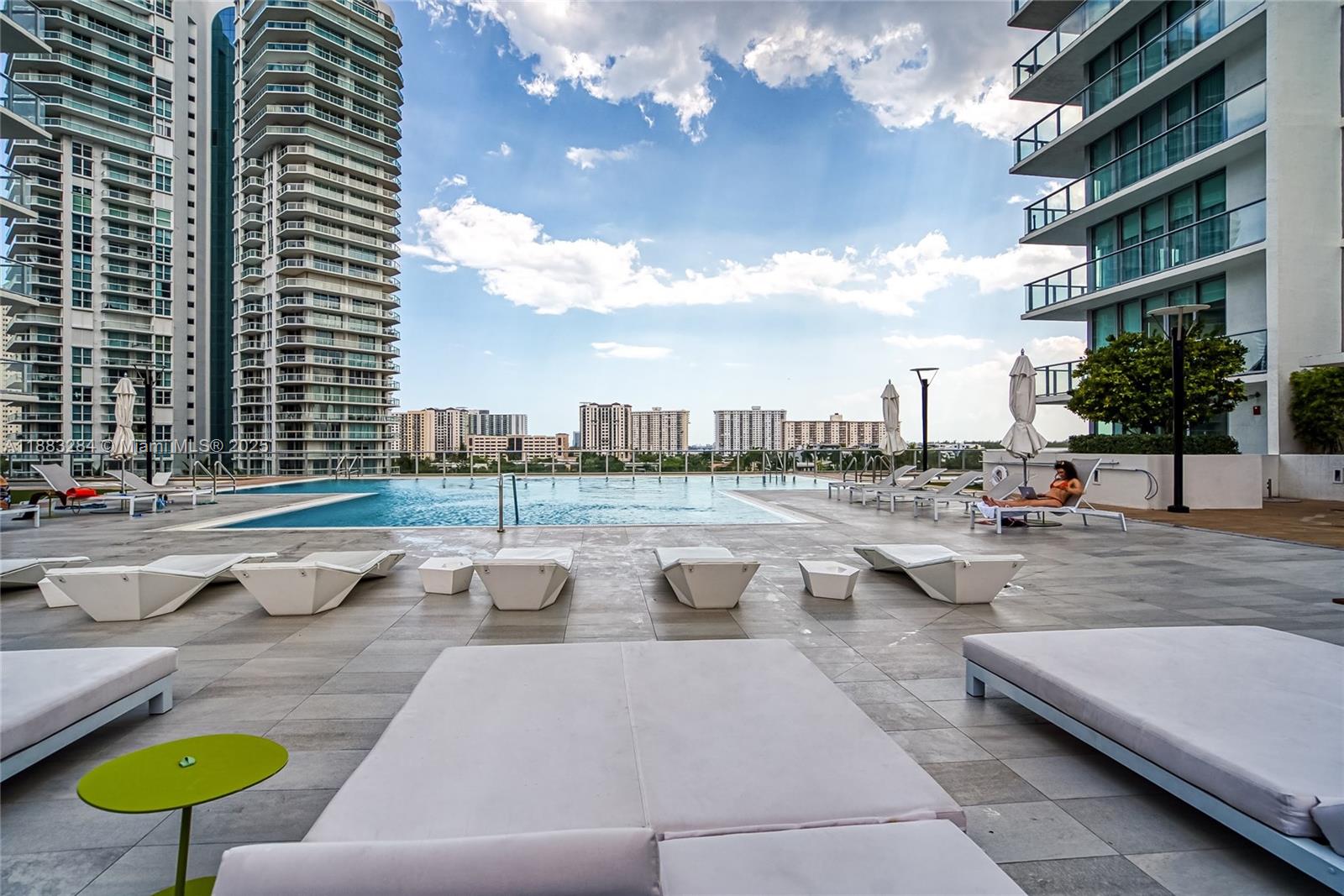 PARQUE TOWERS CONDO - Residential