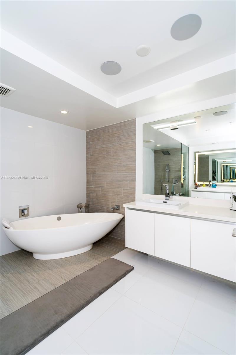 PARQUE TOWERS CONDO - Residential