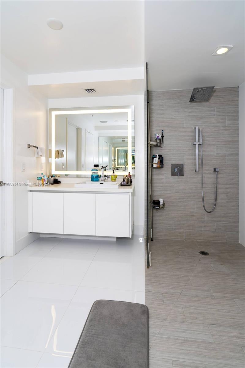PARQUE TOWERS CONDO - Residential