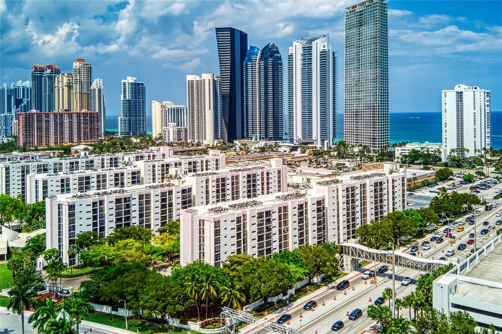 PARQUE TOWERS CONDO - Residential