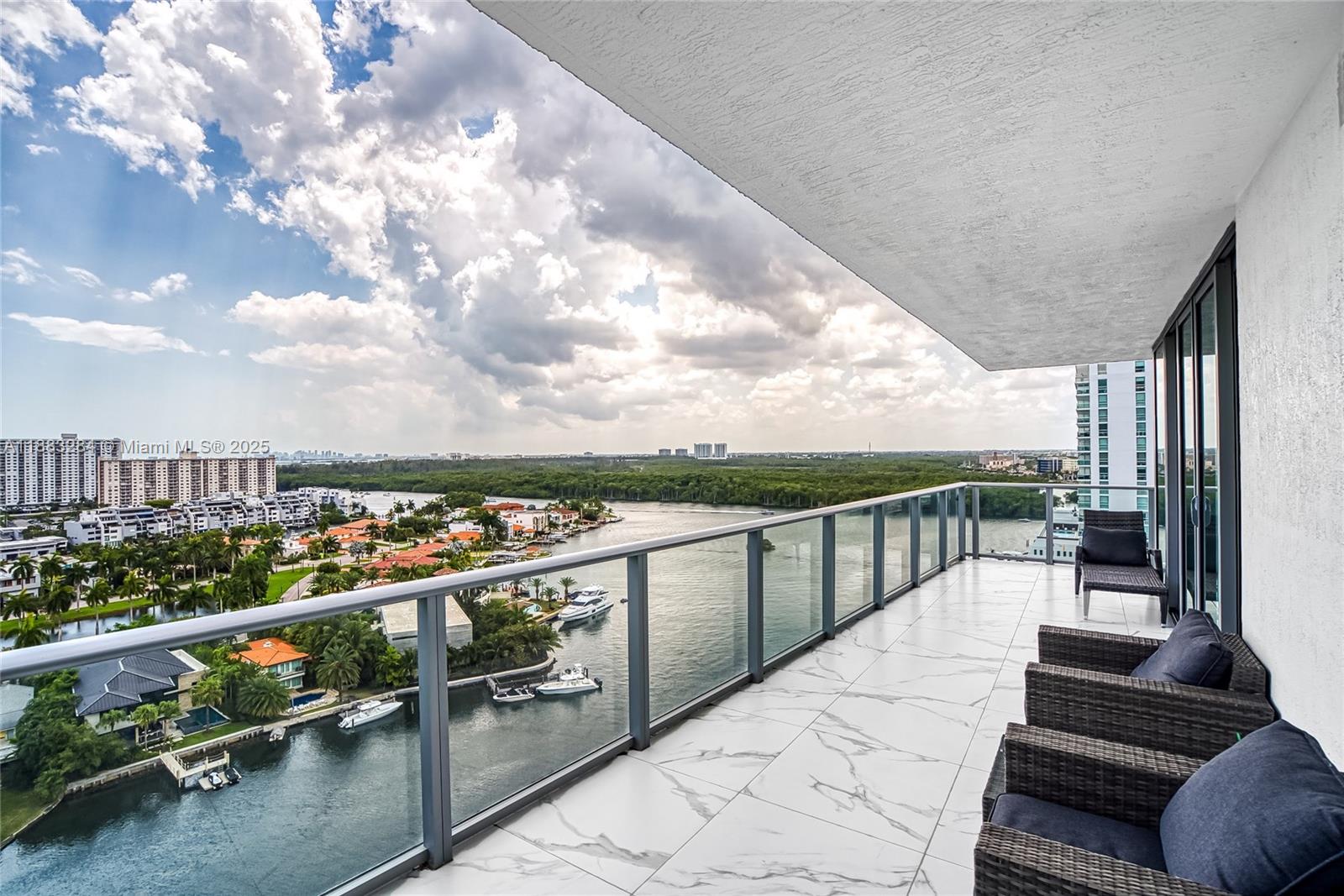 PARQUE TOWERS CONDO - Residential