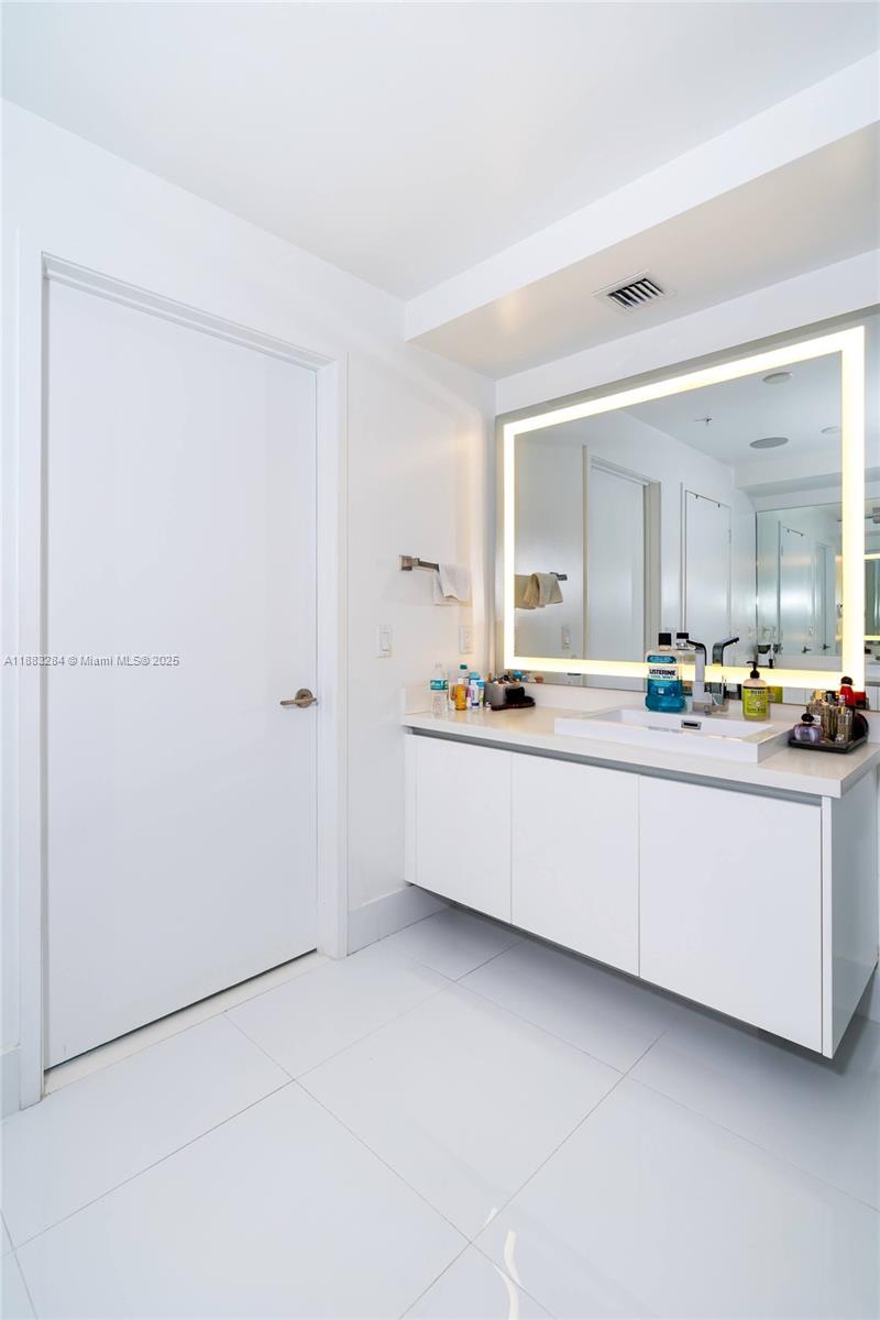 PARQUE TOWERS CONDO - Residential