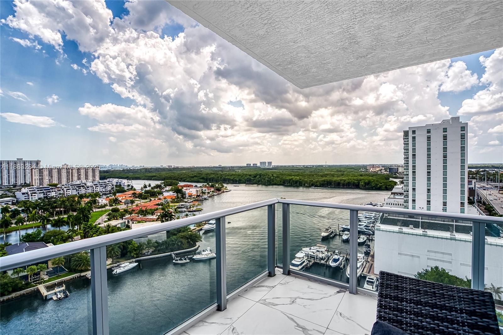PARQUE TOWERS CONDO - Residential