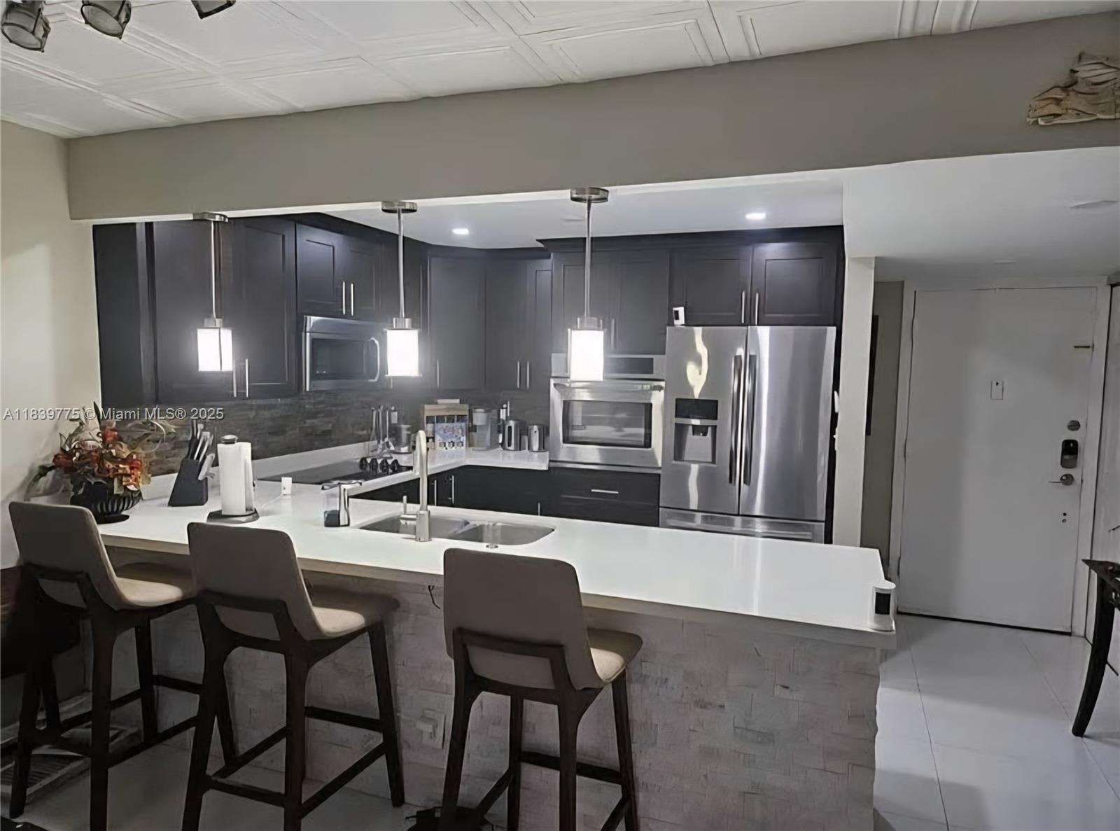 Beautifully updated 2BR/2BA featuring a spacious living room with built-in fireplace, sleek tile flooring, and a modern kitchen with quartz countertops and stainless-steel appliances. Natural light fills the open layout, perfect for relaxing or entertaining. Easy to rent with 650+ credit score. Community offers pool, gym, billiard room, tennis courts, and laundry facilities. Prime location near major highways for easy commuting.
All information is deemed to be accurate but must be VERIFIED!
