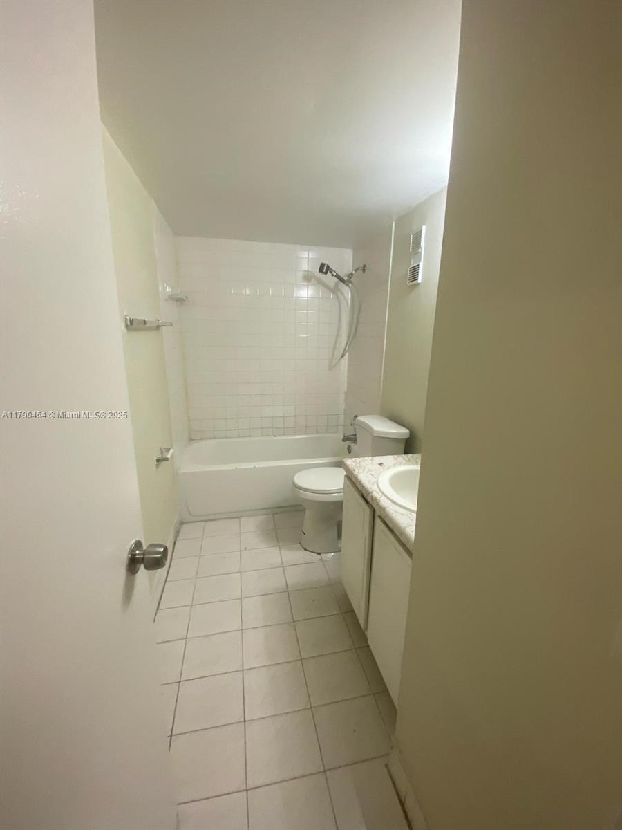 1555 W 44th Pl 218
