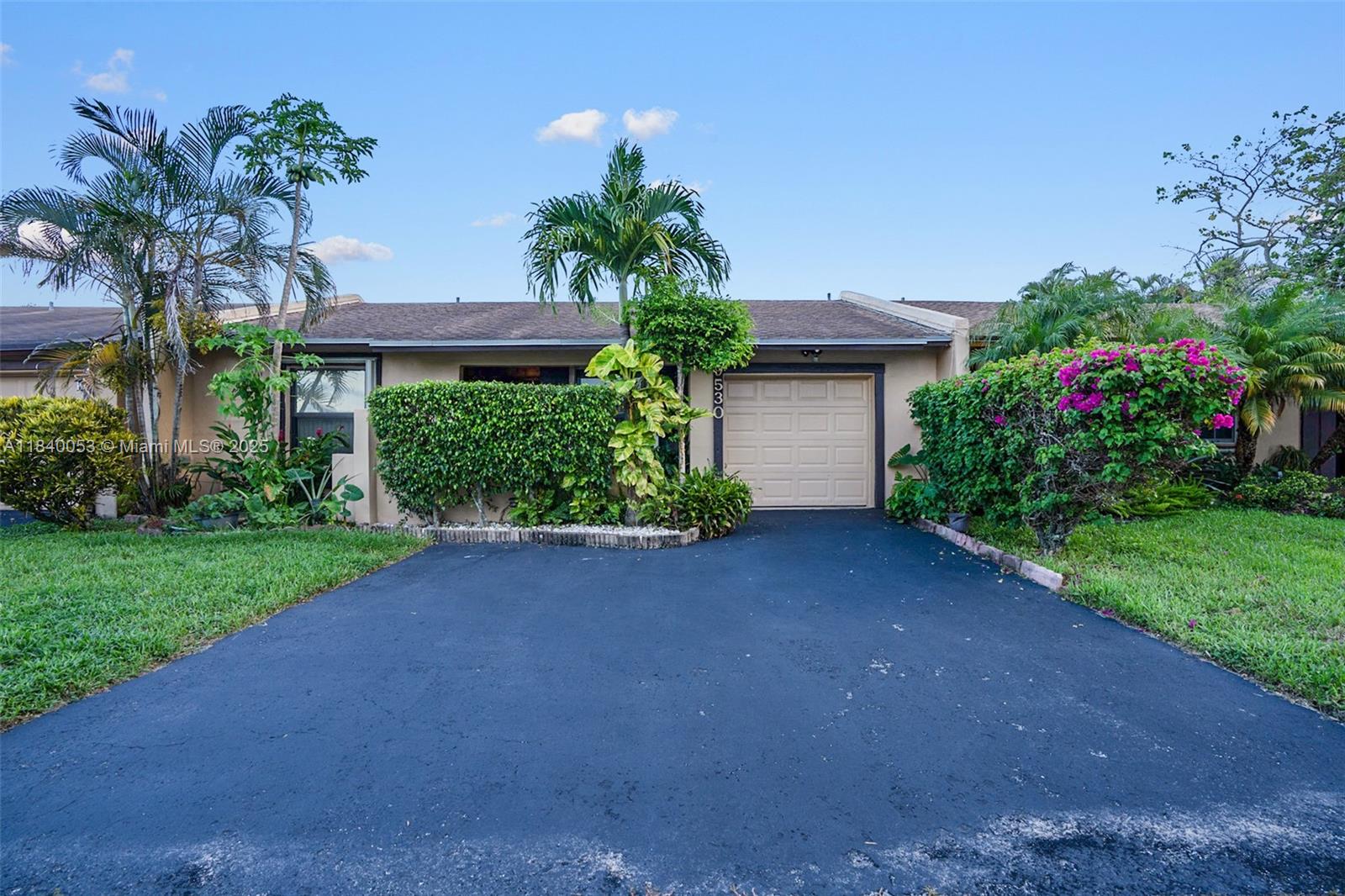 Welcome to 9530 W Daffodil Ln — a well-maintained 2-bedroom, 2-bath home in the peaceful Meadows of Miramar. This single-story villa offers over 1,200 sq ft of tiled living space, a functional layout, spacious bedrooms, and a private backyard perfect for relaxing or entertaining.
Built in 1981 with solid CBS construction and a shingle roof, this home combines durability with comfort. Low HOA, great location near shops, parks, schools, and major highways — ideal for first-time buyers, downsizers, or investors.
Don’t miss this opportunity — schedule your showing today!