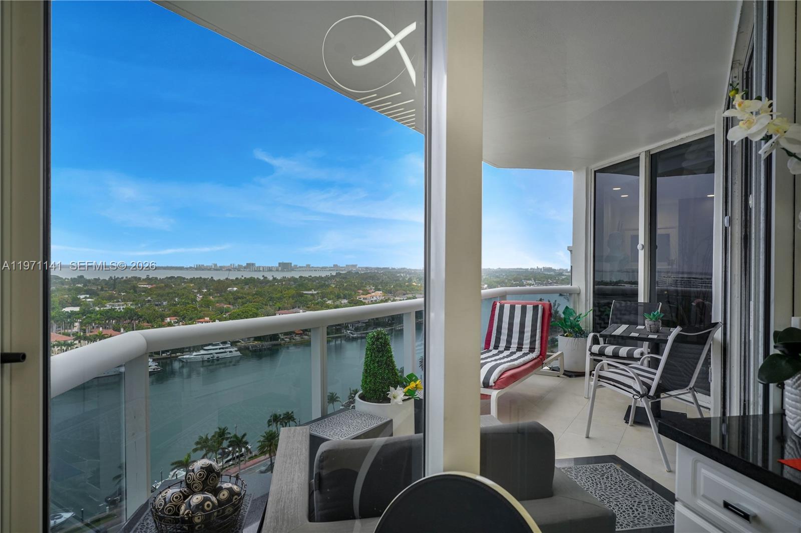 4775 Collins Ave 1806