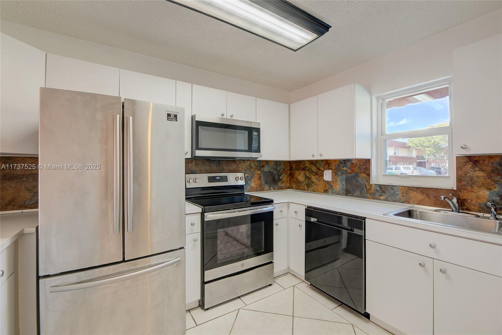 BRENTWOOD TOWNHOUSE 3 CON - Residential