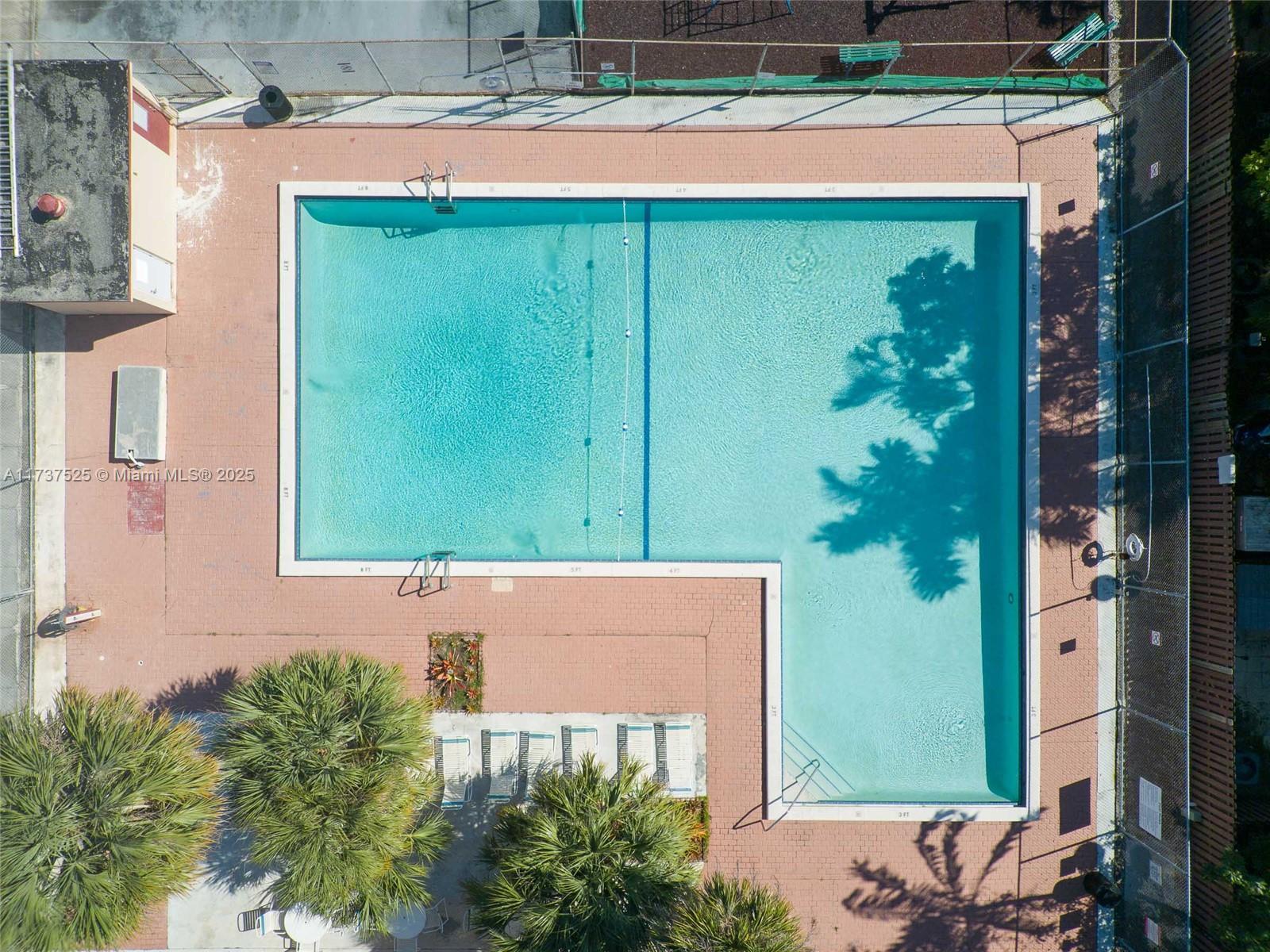 BRENTWOOD TOWNHOUSE 3 CON - Residential