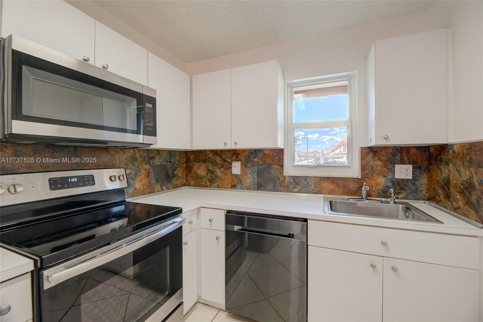 BRENTWOOD TOWNHOUSE 3 CON - Residential
