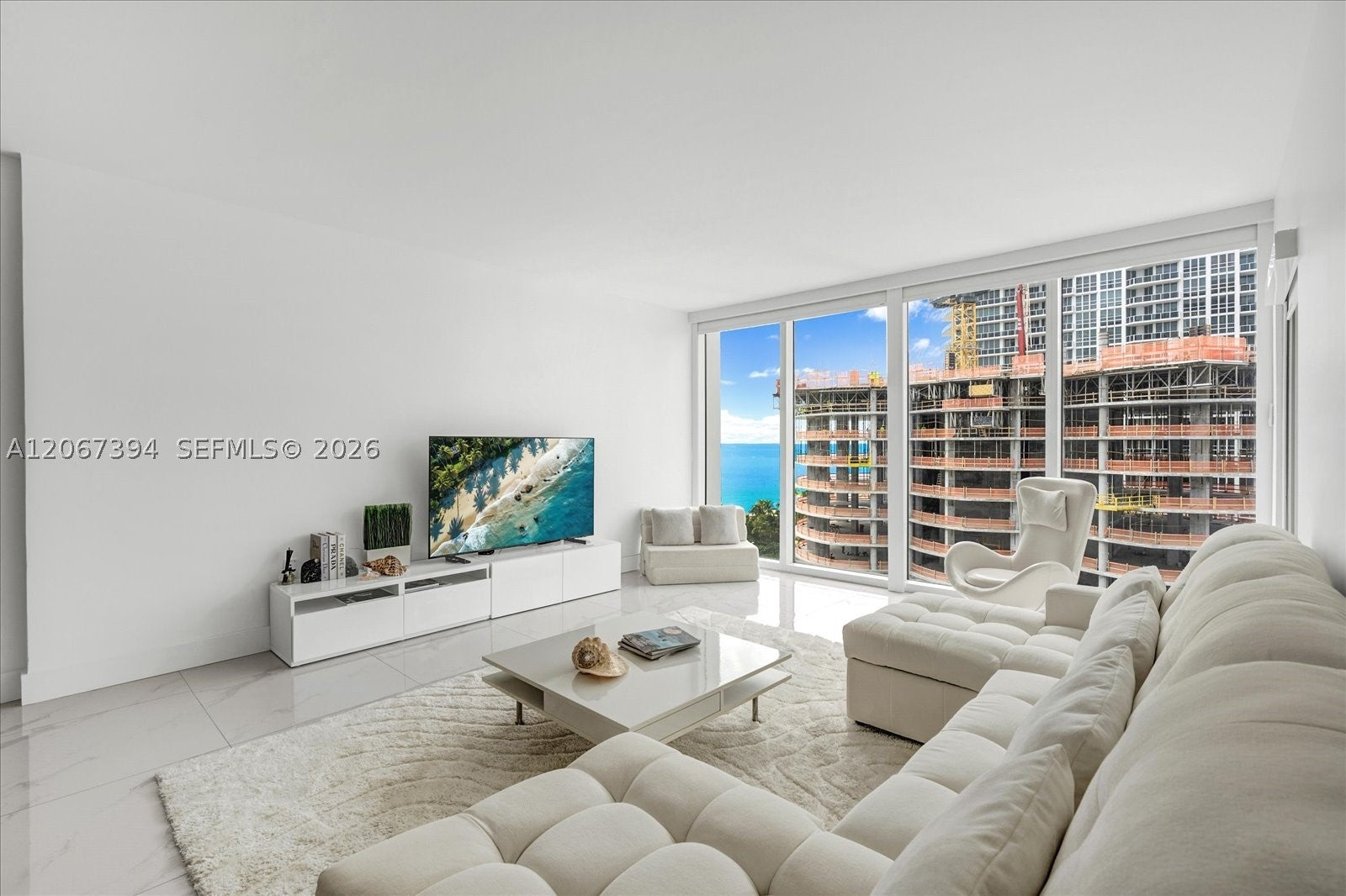 10275 Collins Ave 916