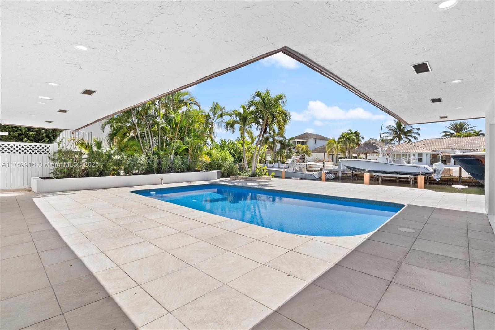 CORAL KEY VILLAS 6TH SEC - Residential