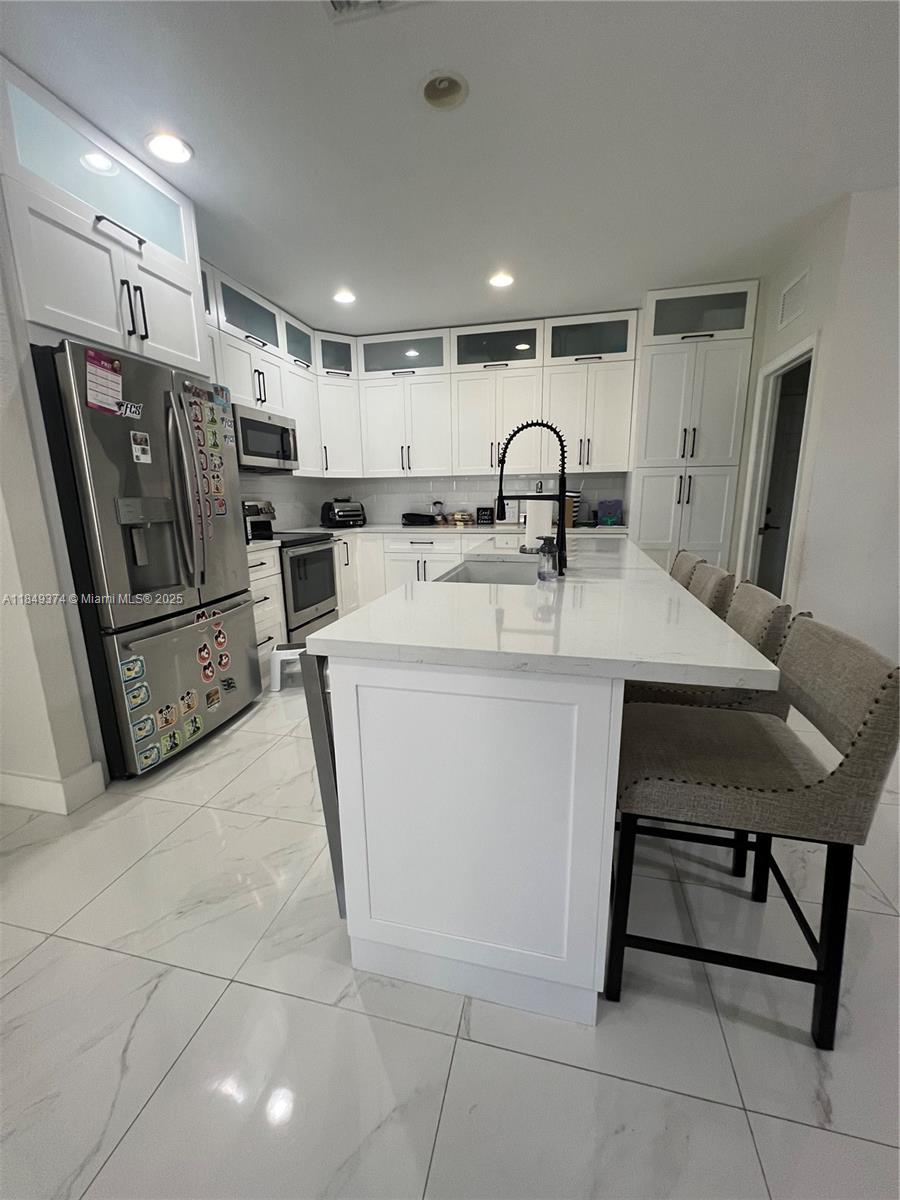 16548 SW 43rd Ln, Miami, FL, 33185/$799,990 2 16548 SW 43rd Ln