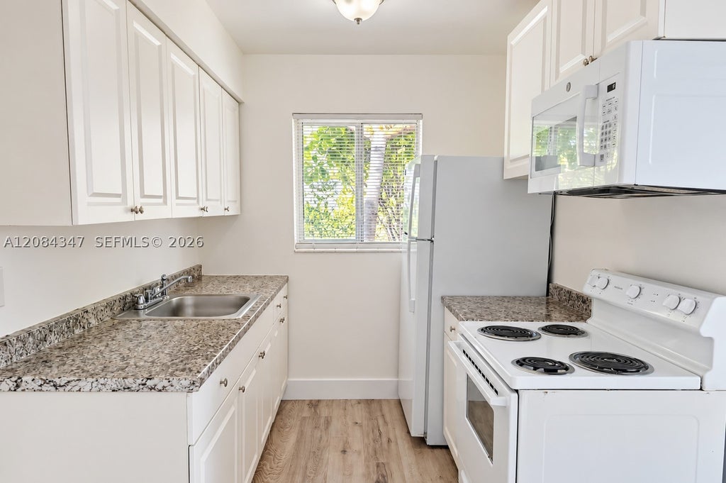 Photo of 300 SE 9th Ct #4, Hallandale Beach, FL 33009 (MLS # A12084347)