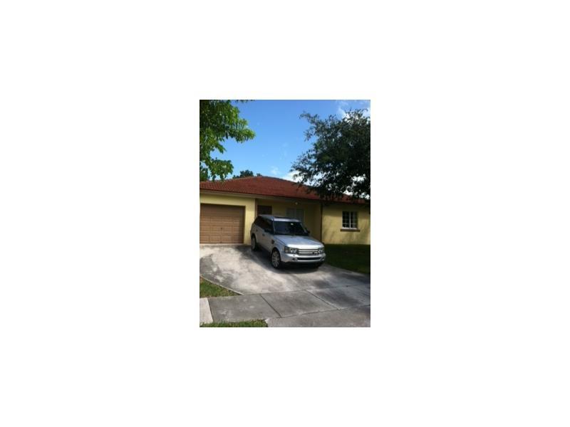 Beautiful 4/2 family home, spacious and well maintained. Wood kitchen cabinets with stainless steel appliances.