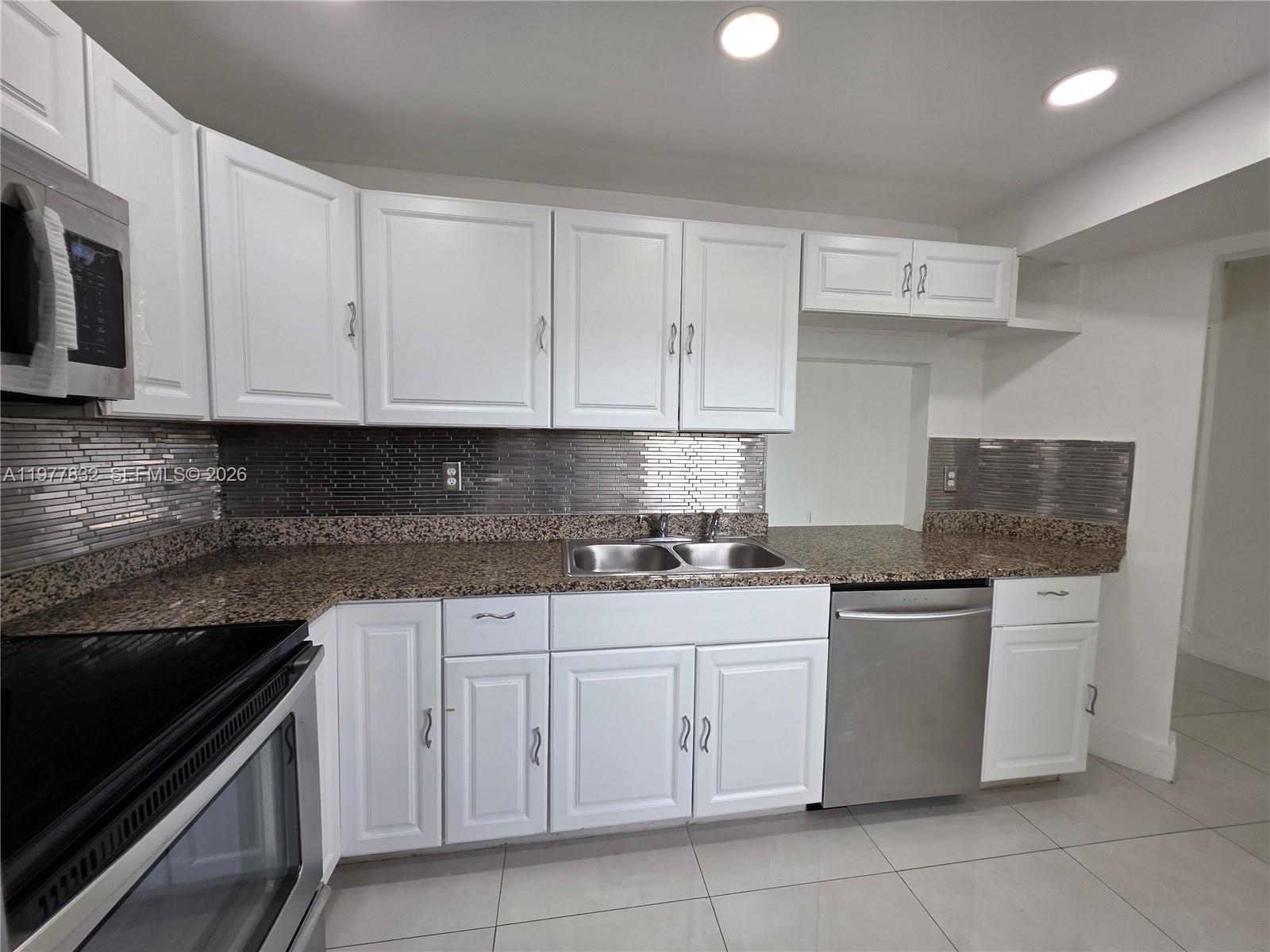 ROLLING GREEN CONDO E - Residential Lease