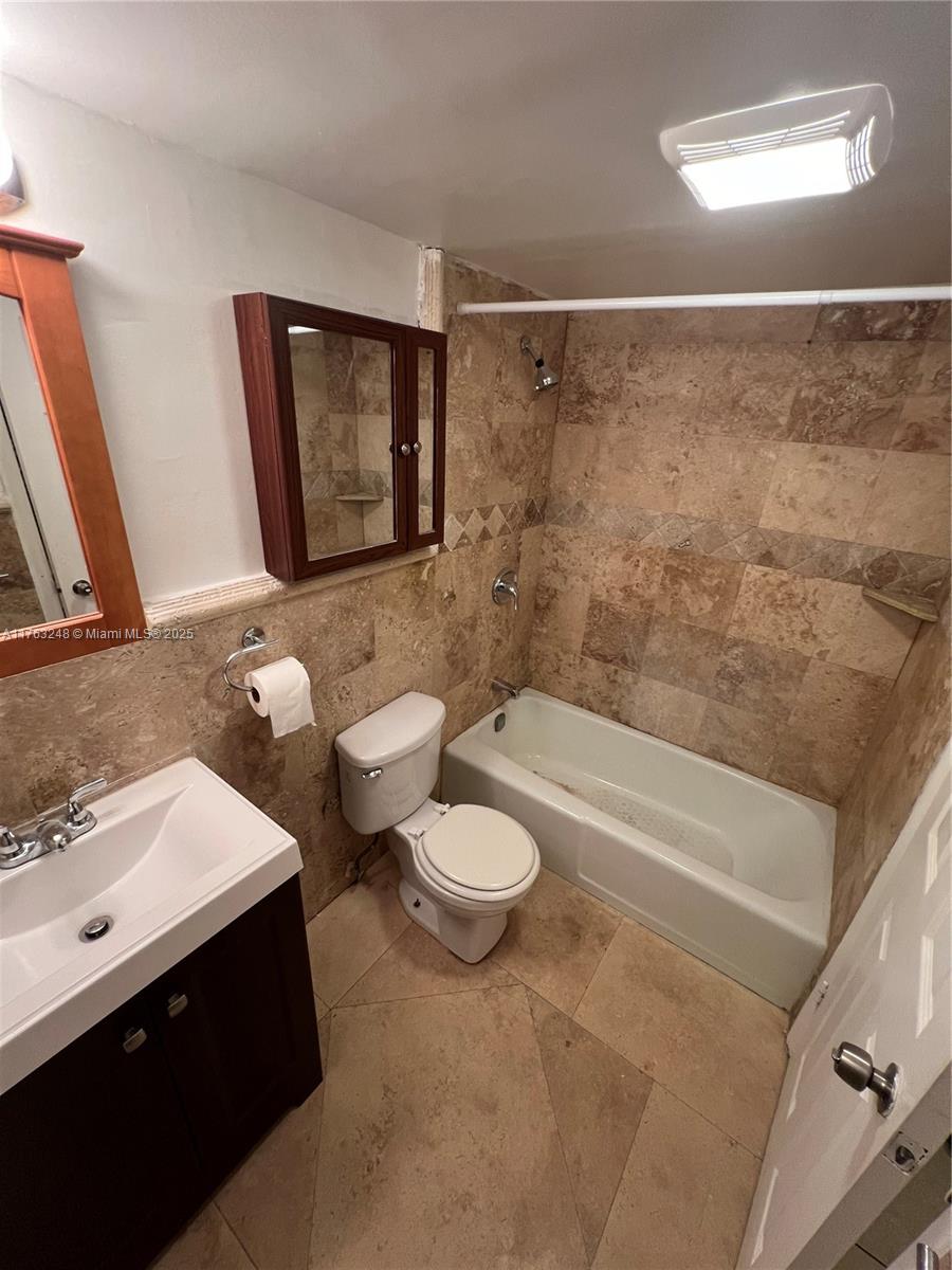 2175 NE 170th St 102