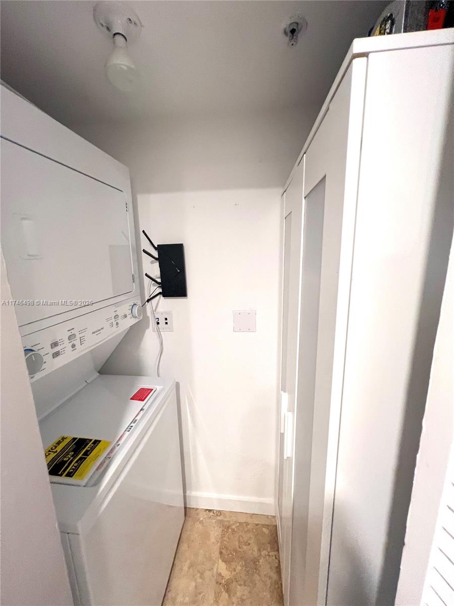 THE FLORIDIAN CONDO - Residential Lease