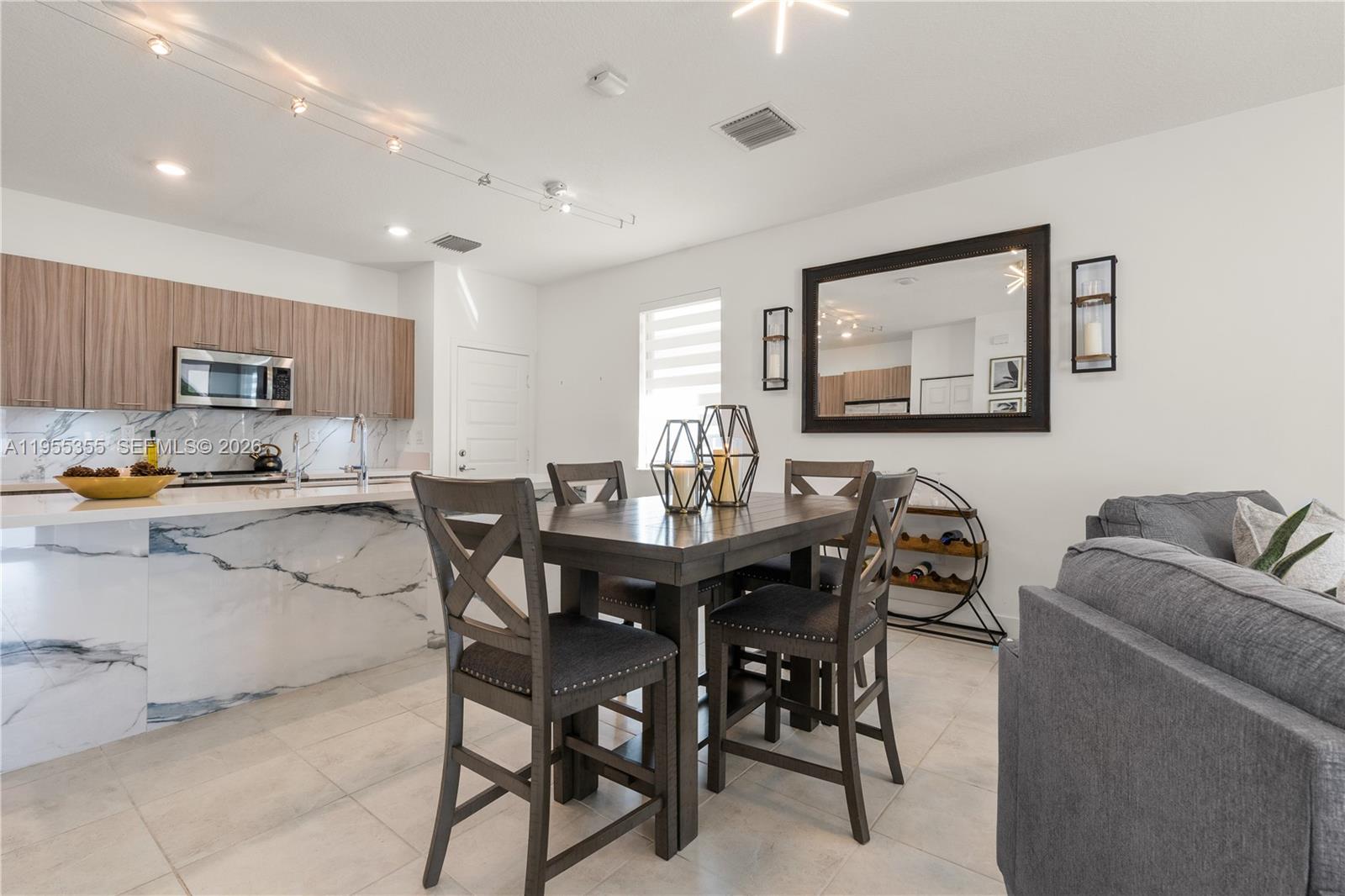 DOWNTOWN DORAL SOUTH PHAS - Residential