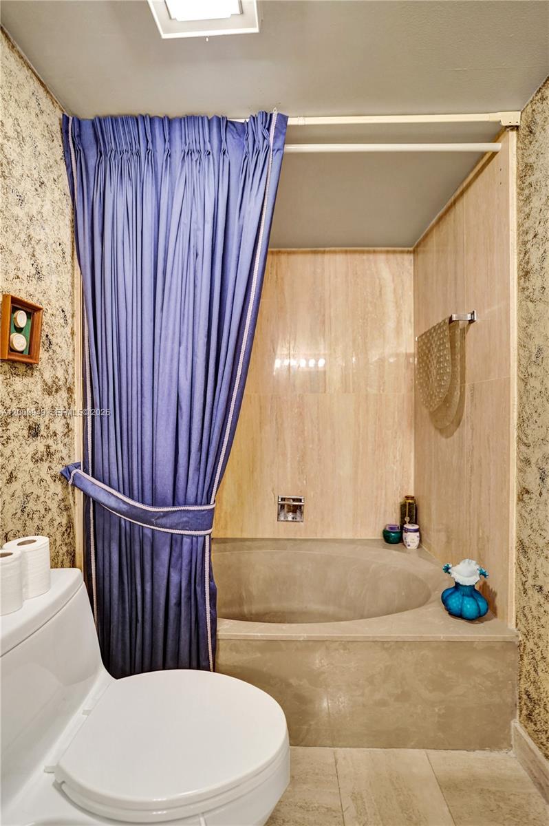 SUMMIT CONDO - Residential