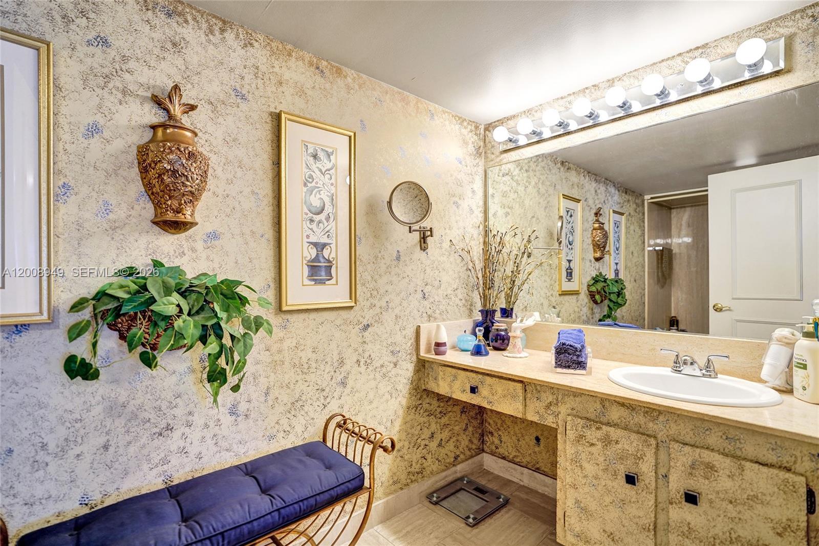 SUMMIT CONDO - Residential