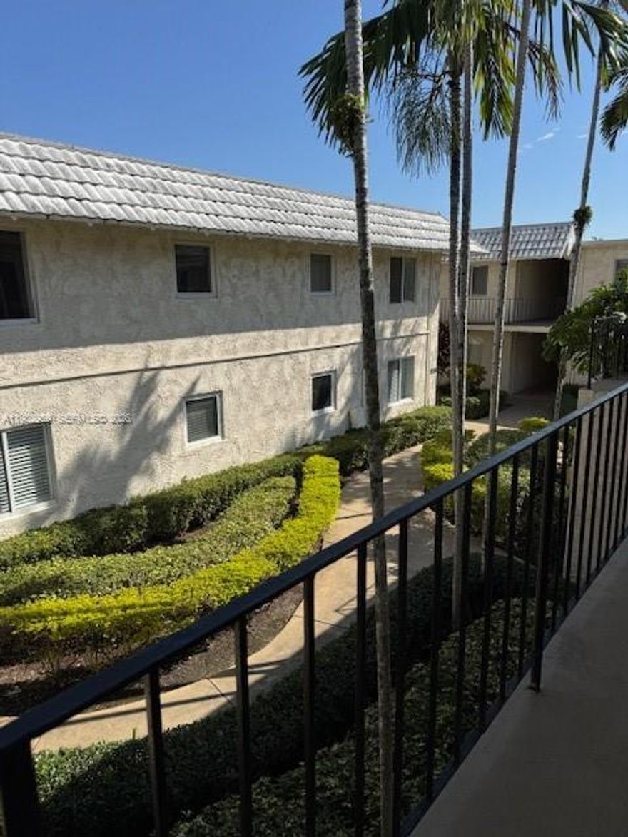 Great location efficiency for rent, closed to metro station and dadeland mall. Near University of Miami. Pool community.